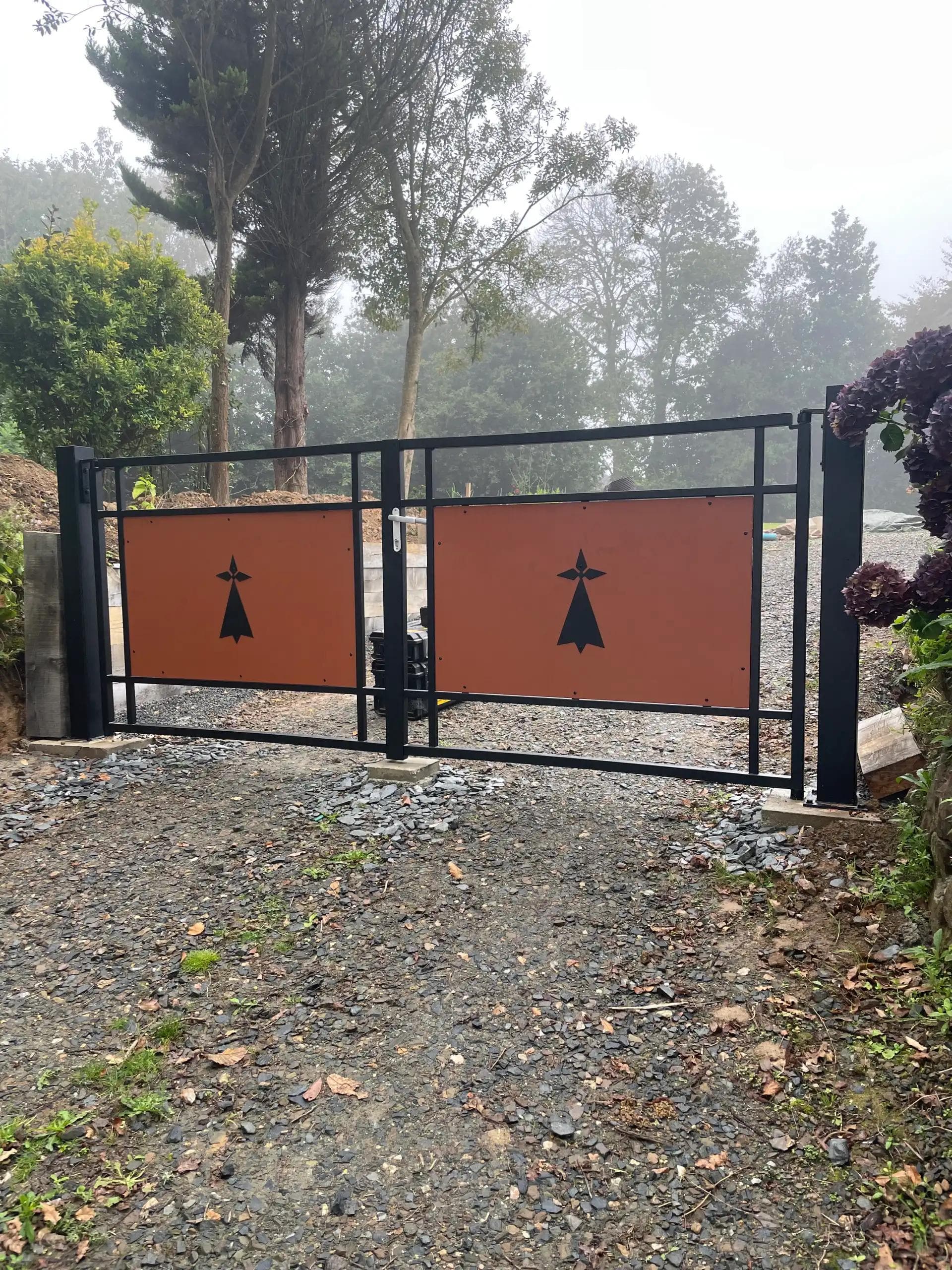 Portail en fer forge avec hermine personnalisée