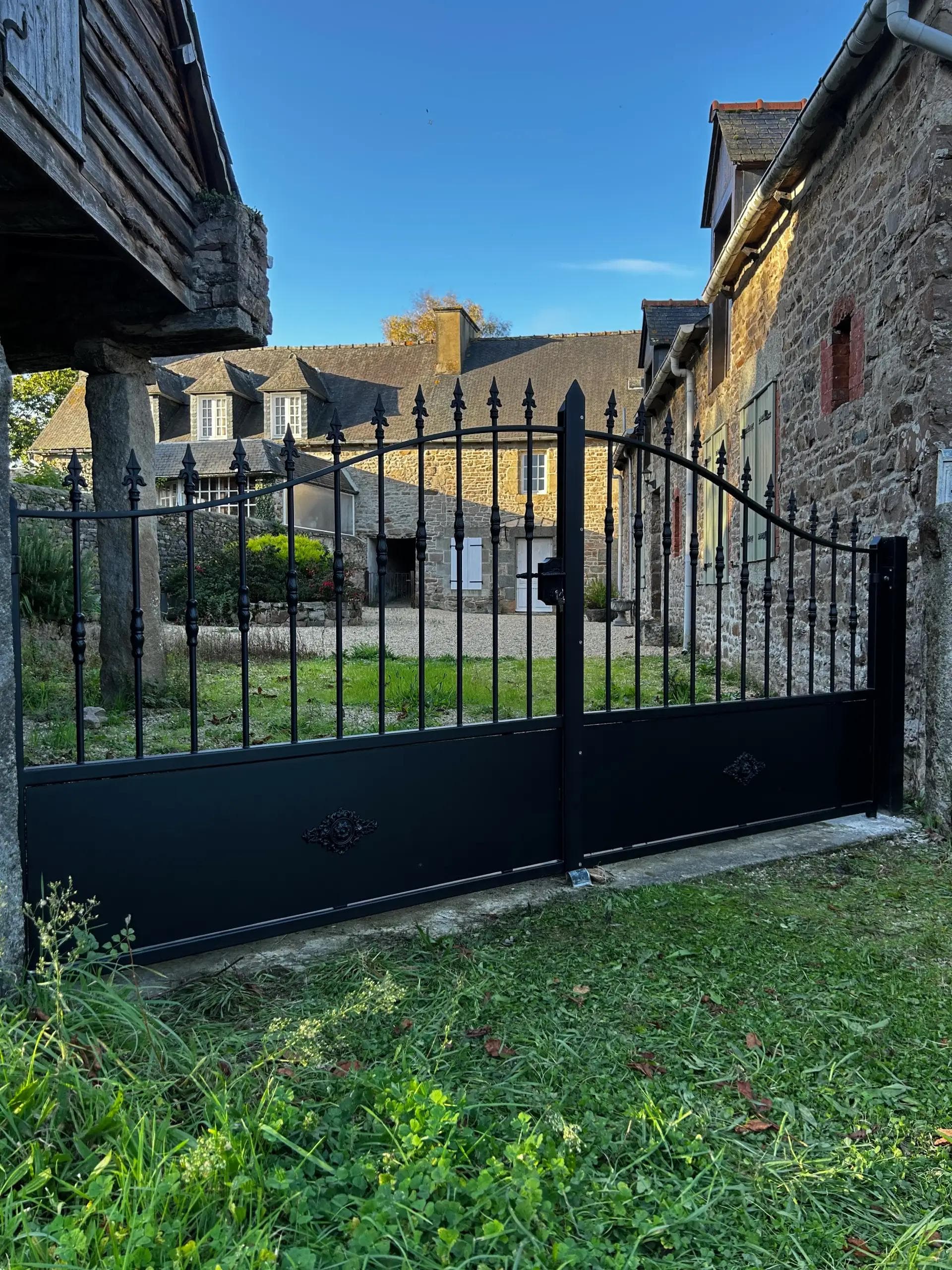 Portail en fer forgé style ancien